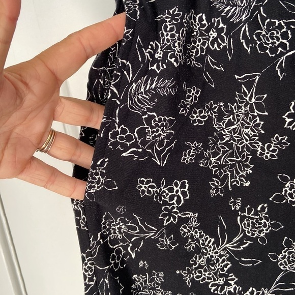 NWT! J Jill Black and white floral joggers - Picture 4 of 6